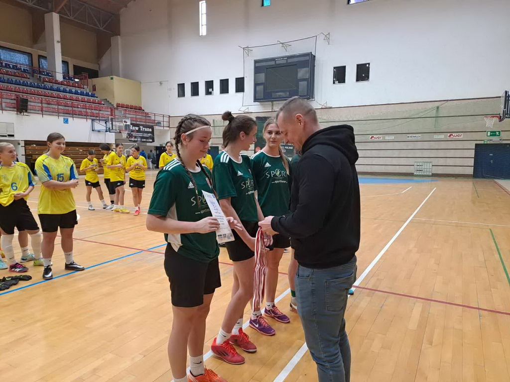 Zdjęcie Halowa dz MNS 2023 (2)e0a6454c-4642-4507-bdc0-706e7283bd9d.jpg w galerii Mistrzostwa Nowego Sącza - Halowa Piłka Nożna Dziewcząt